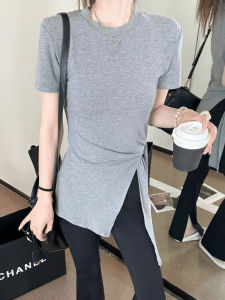 เสื้อยืดแขนสั้นผู้หญิงฤดูร้อน 2025 ทรงหลวม ทรงยาวปานกลาง ดีไซน์ไม่สมมาตร เสื้อผ้าทำงานสไตล์เกาหลี สไตล์ลำลอง