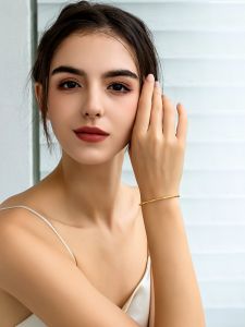 สร้อยข้อมือเงินชุบทองแบบปรับได้สำหรับผู้หญิง ดีไซน์เก๋ไก๋ เครื่องประดับแฟชั่น จี้ดอกไม้พื้นผิวเรียบ