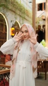 Koyu Hijab Segiempat Motif Viney Jepang Sketsa Abstrak