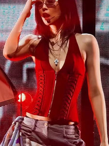 chaqi | เสื้อกั๊กสั้นคอวีสีแดง Pure Desire Style สำหรับผู้หญิงในช่วงฤดูร้อน สไตล์ใหม่ เสื้อคลุมกันหนาวทรงสลิมฟิต ดีไซน์เก๋ไก๋และเซ็กซี่