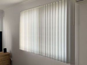 Sharp Point Vertical Blinds Tirai Modern variasi lebar 250cm dan tinggi 170cm warna abu