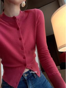 เสื้อคาร์ดิแกนถักแขนยาวสไตล์ฝรั่งเศสสำหรับผู้หญิงในฤดูใบไม้ร่วงและฤดูหนาว เสื้อคลุมกันหนาวทรงเข้ารูป ทรงสั้น คอตั้ง สีลูกแพร์