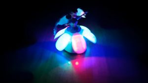 (TẶNG KÈM PIN) - Đồ chơi cho bé Búp bê có nhạc và đèn tự động di chuyển - Búp bê lồng đèn trung thu có nhạc và đèn