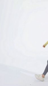 ArayaLady เสื้อออกกำลังกายผู้หญิง เสื้อครอปโยคะแขนยาวผ้าซีทรู สปอร์ตบราในตัว AT-JYMC104