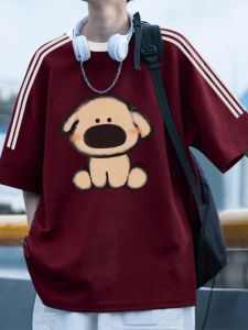 เสื้อยืดแขนสั้นชายทรงหลวมสไตล์อเมริกัน ลายทาง 3 แถบ สีแดง ผ้าฝ้ายผสมยืดหยุ่น ใส่สบาย สำหรับฤดูร้อน