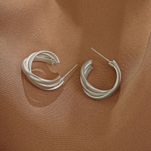 ต่างหูรูปตัว C ทรงเรขาคณิตแบบเงิน S925 สำหรับผู้หญิง เครื่องประดับแฟชั่นเรียบง่ายและทันสมัย อุปกรณ์เสริมหูแบบกลวง