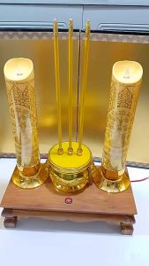 ชุด​ธูป​เทียน​ไฟฟ้า​บูชา​พระ​รัตนตรัย​ใหญ่พิเศษ กะไหล่​ทอง​3​ดอก ​พร้อม​ฐาน​รอง​โต๊ะ​หมู่​ไม้สัก ​มีสวิทช์​เปิดปิด