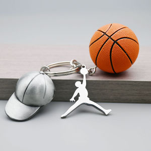 สร้อยกุญแจโมเดลบาสเก็ตบอลระดับไฮเอนด์ สร้อยคอรูปลูกบาสเก็ตบอลขนาดเล็ก ของขวัญสร้างสรรค์สำหรับนักเรียนและแฟนฟุตบอล
