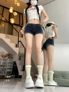 กางเกงขาสั้นยีนส์ทรงเข้ารูปเอวต่ำสำหรับผู้หญิง กางเกงขาสั้นสุดเท่สไตล์อเมริกันย้อนยุค กางเกงขาสั้นทรงเข้ารูปกระชับสัดส่วน กางเกงขาสั้นผ้ายืด