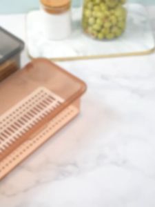 Jin.Lucky กล่องเก็บช้อนส้อม แบบใส พร้อม ฝาปิด และ ช่องระบายน้ำ กล่องเก็บของอเนกประสงค์