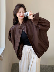 แจ็คเก็ตหนัง PU สไตล์ฮ่องกงย้อนยุคสำหรับผู้หญิง ฤดูใบไม้ผลิ 2025 เสื้อโค้ทสั้นทรงหลวมสไตล์ลำลองที่เข้ากันได้หลากหลาย