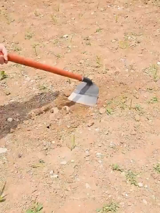 Garden hoe agricultural blade thickening weeding hoe loosening soil Rust resistant and Durable 26cm Weeding hoe