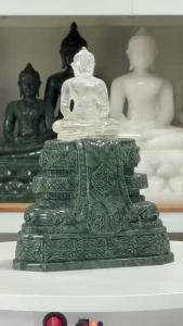 พระแก้วจุยเจีย ควอตซ์ใส แกะสลัก รูปทรง พระแก้วมรกต ปางสมาธิ พร้อมฐาน หินเขียว แกะสลัก ลายกนก ลายไทย องค์พระ 3 นิ้ว