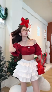 Antnine พร้อมส่ง เสื้อครอป สีแดง แต่งโบว์จิ๋ว น่ารักมาก ชายขอบแต่งลูกไม้ งานสวย ใส่ขับผิวสุดๆ