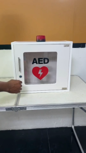 ตู้เก็บ เครื่อง AED (ทำจากพลาสวูด)  แบบแขวน มีสัญญาณไฟและเสียง ใส่ได้ทุกยี่ห้อ