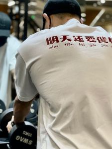 เสื้อยืดแขนสั้นผ้าฝ้ายแท้สำหรับผู้ชาย เสื้อผ้ากีฬา ทรงหลวม สไตล์ลำลอง ฤดูร้อน 2024 เสื้อคู่รัก ทรงหลวม ปกกลม