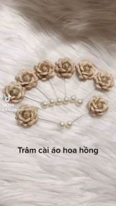 Trâm cài áo hoa hồng.