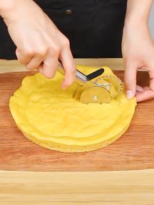 Newyorkbigsale มีดหั่นพิซซ่า แป้ง 2 หัว แบบตรง แบบหยัก ลอกสติกเกอร์ที่ลูกกลิ้งก่อนใช้งาน No.Y1714