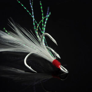 10Pcs 3X Feather Fishing Hooks Strong Treble Hooks Round Bend Barbed Triple Hooks with Feather Fishing Tackle Lure Bait High Carbon Steel Hooks