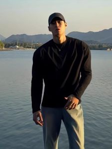 เสื้อสเวตเตอร์คอปกสั้นสีดำบริสุทธิ์สไตล์อเมริกันย้อนยุคสำหรับผู้ชาย ฤดูใบไม้ร่วง/ฤดูหนาว Cleanfit แขนยาว คอกลม ทรงหลวม ผ้าฝ้ายผสม