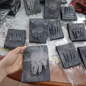 VÍ NAM DA CÁ SẤU . MÓNG CÁ SẤU . MÀU XÁM . 1 MẶT