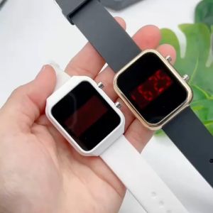 นาฬิกาข้อมือหน้าปัดดิจิทัล แสดงตัวเลขเป็นสีแดง วันที่ สายซิลิโคลน สายปรับได้