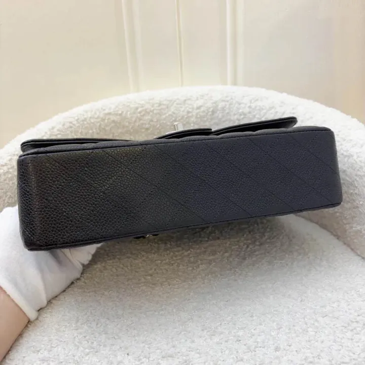 (Pre-loved)%20Chanel%20Medium%20Classic%20Flap%20CF%20in%20Black%20Caviar%20and%20SHW%20(Model:%20A01112)%20-%20Image%205