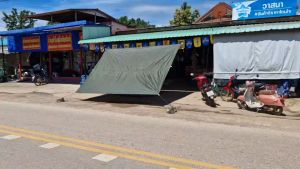 ผ้าใบผ้าเต็นท์ใช้บังแดดกันฝนคลุมสิ่งของสินค้าหน้าบ้านหลังบ้านคลุมกองข้าว 6X6 เมตร 1260 บาท