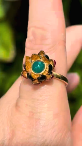 KJ039 แหวนโมราเขียวเหนี่ยวทรัพย์ ตัวเรือนดอกบัวคลาสสิก งานลงยาถมทอง ขนาด 55