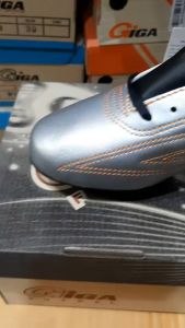 รองเท้าฟุตบอลสตั๊ดหนังมีปุ่มGigaรุ่นFBG25ส่งพร้อมกล่องสีเทา