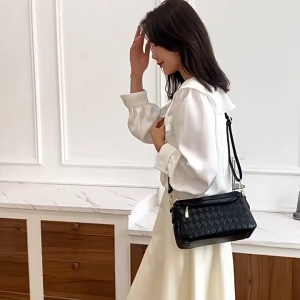 Túi Xách Nữ Đeo Chéo Thời Trang Họa Tiết Quả Trám - Da PU Cao Cấp (Đen/Đỏ) LILA TKI225