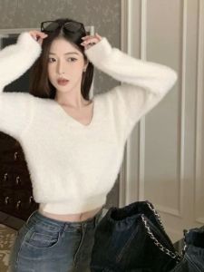 เสื้อสเวตเตอร์ถักคอวีแขนยาวทรงสั้นสำหรับผู้หญิง ฤดูใบไม้ร่วง/ฤดูหนาว 2025 ผ้าขนแกะเนื้อนุ่ม ทรงหลวม ปกติ ปกติ ปกติ