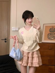 เสื้อยืดแขนยาวผ้าฟูร์เนอร์สไตล์เกาหลี ทรงเข้ารูป คอวี แขนยาว ลายการ์ตูนน่ารัก เสื้อชั้นในทรงเข้ารูป ฤดูใบไม้ร่วง 2024