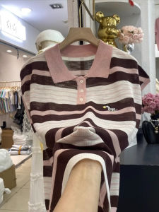 เสื้อยืดแขนสั้นผ้าไหมน้ำแข็งลายทางคอโปโลหลวมๆ สำหรับผู้หญิงไซส์ใหญ่ในฤดูร้อน ปักลายหมา แขนพอง ทรงหลวม สไตล์เกาหลี