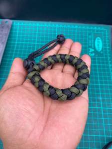 กำไรข้อมือ ถักจากเชือก PARACORD 4mm. มีหลายสีให้เลือก