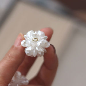 จี้ลูกปัดสีขาวขนาดใหญ่ 2.8 ซม. ดอกโบตั๋น DIY ต่างหู เครื่องประดับเสื้อผ้า อุปกรณ์งานฝีมือ ทำจากเปลือกหอยมุกธรรมชาติ