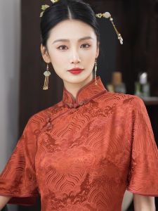 Elegant Silk Cheongsam Wedding Dress Vintage Style Long Slant Collar Low Slit Short Sleeve Floral Pattern for Women 25-35 Years Old