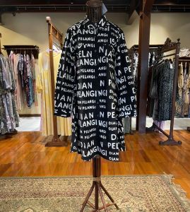 Windy Tunik by Dian Pelangi LIMITED EDITION Baju Atasan Blus Batik Kerja Kantor Casual Formal Pesta Pernikahan Kondangan Wanita Cantik Anggun Modis Modern Mewah Model Motif Hand Made Terlaris Terbaru Kekinian