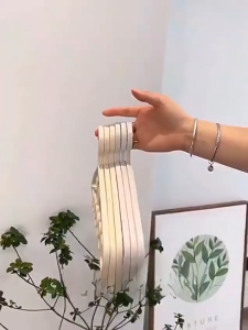 KUKE Gantungan Baju Bergelombang / Hanger Gelombang Plastik / Kait Pakaian Non-Slip Hemat Ruang