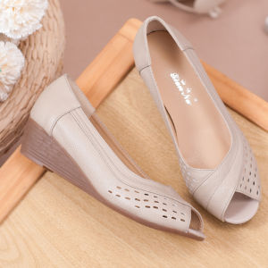 รองเท้าแตะแม่สวมใส่สบายพร้อมส้นลิ่มหนังแท้แต่เพียงผู้เดียวกันลื่นรองเท้าปากปลาด้านล่างนุ่มสําหรับสวมใส่ทุกวันเหมาะสําหรับวัยกลางคนและเยาวชน