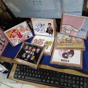 KOSTUM kalender meja Kalender MINI 2025 UK 12.5X15 CM bisa tambah foto /Kalender Meja DuduK Souvenir