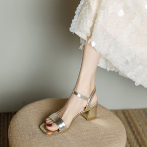 รองเท้าแตะส้นสูงสีทอง สายรัดข้อเท้า ทรงสั้น สำหรับผู้หญิง ฤดูร้อน 2025 รองเท้าแตะแบบสวมสบาย สไตล์นางฟ้า ใส่ไปทำงานได้