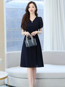 ชุดเดรสไหมสีแดงหรูหราสำหรับผู้หญิง ฤดูร้อน 2024 กระโปรงทรงเอเอวสูง แขนสั้น ปกติ กระโปรงยาวปานกลาง คอวี ซิป