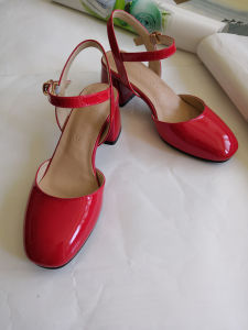 รองเท้าแตะ Mary Janes ส้นสูงแบบสวมหัวสำหรับผู้หญิง สีแดง รองเท้าแตะแบบสวมหัวสไตล์จีนใหม่ รองเท้าส้นหนาสบายๆ สายรัดข้างเดียว รองเท้าส้นเดี่ยว