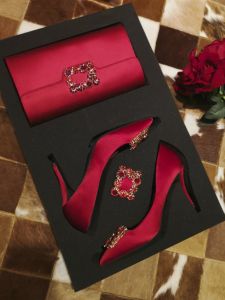 รองเท้าแต่งงานสีแดง หัวแหลม หัวเข็มขัด ดีไซน์เรียบง่าย รองเท้าส้นสูงแบบสวมสำหรับผู้หญิง รองเท้าแฟชั่นฤดูใบไม้ผลิ 2021