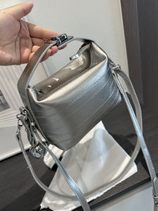 Túi Đeo Chéo Lưỡi Sò Left Apricot Có Chuông Túi Xách Thời Trang Đeo Chéo Vai Mềm Có Khóa Kéo Dung Tích Vừa Túi Vuông Màu Trơn