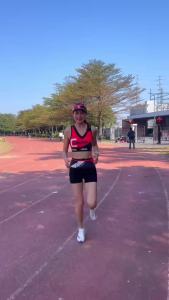 กีฬาผู้หญิง2024เสื้อกีฬาคอ V กันกระแทกออกกำลังกายแข็งแรงบราเซียวิ่งท็อปส์โยคะชุดชั้นในสำหรับยิมด้วยแผ่นคงที่