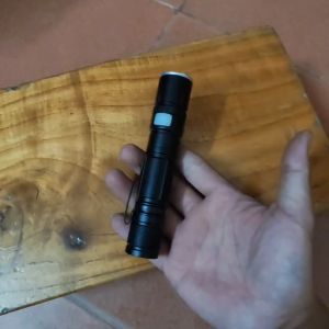 Đèn Pin Cầm Tay Siêu Sáng X 13 Chiếu Gần Zoom Xa Full Kim Loại Kèm 2 Pin 18650 Sạc Type-c Với 5 Chế Độ Sáng