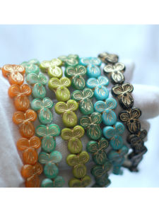 ลูกปัดแก้วเคลือบทองสไตล์วินเทจ ลูกปัดกระจกแบบมีรู ลูกปัดตกแต่ง DIY ทำมือ ลูกปัดทรงสามใบ ลูกปัดตกแต่งเครื่องประดับ