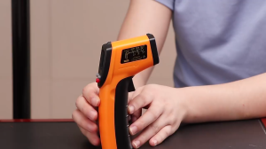 เทอร์โมมิเตอร์อินฟราเรดดิจิตอล -50 - 400 ℃ปืนไฟเลเซอร์ไพโรมิเตอร์ GM320 เครื่องวัดอุณหภูมิ